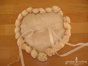 Coussin d'alliances forme coeur en soie sauvage ivoire