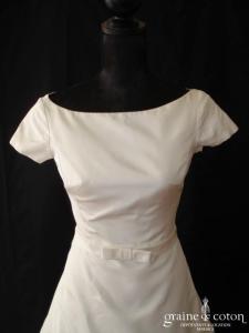 Célestina Agostino - Robe une pièce en mikado de soie ivoire avec petites manches