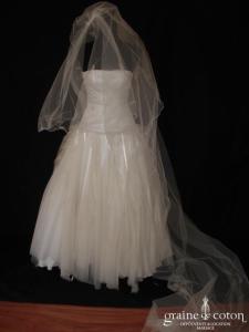 Voile long de 4,50 mètres ivoire surjeté avec perles nacrées