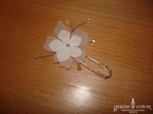 Au fil perlé - Attache traîne avec fleurs en tissu et toupies Swarovski