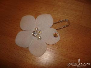 Au fil perlé - Attache traîne avec fleur en tissu et strass Swarovski