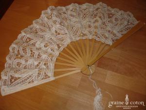 Éventail en bois et dentelle blanche