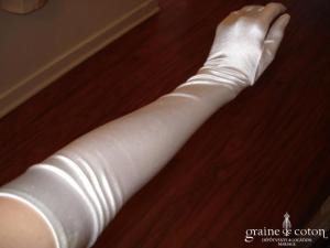 Gants longs en satin blanc