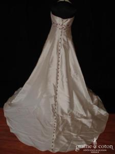 Les mariées d'Elodie - Robe taille empire et tour de cou en mikado ivoire brodé bordeaux