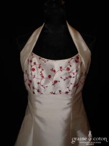 Les mariées d'Elodie - Robe taille empire et tour de cou en mikado ivoire brodé bordeaux