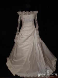 Robe une pièce en satin et dentelle ivoire avec manches