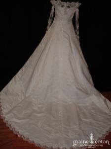 Robe une pièce en satin et dentelle ivoire avec manches