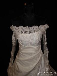 Robe une pièce en satin et dentelle ivoire avec manches