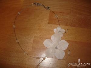 Collier avec fleur et Swarovski sur fil câblé