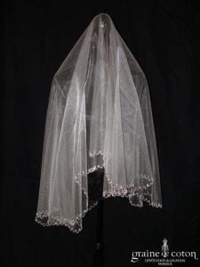 Voile nacré blanc court, bordé de perles argentées