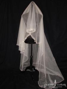 Voile blanc long de 3 mètres bordé de perles argentées et de strass