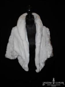 Manteau court en fausse fourrure blanche