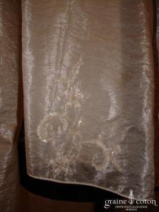 Étole en organza champagne, délicatement perlée