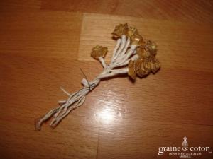 Fleurs en tissu doré