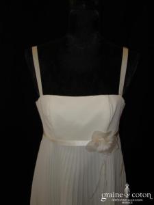 Robe courte ivoire clair en mousseline plissée