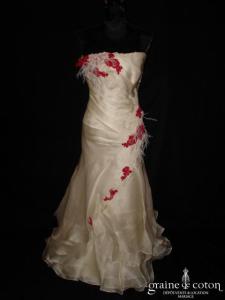 Création Arthur Aquino - Robe drapée en organza de soie ivoire avec guipure de dentelle ivoire et rouge