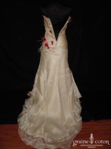 Création Arthur Aquino - Robe drapée en organza de soie ivoire avec guipure de dentelle ivoire et rouge