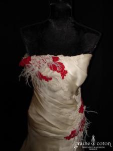 Création Arthur Aquino - Robe drapée en organza de soie ivoire avec guipure de dentelle ivoire et rouge