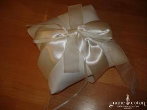 Coussin d'alliances blanc avec noeud en satin