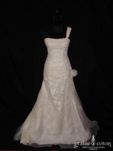 Modèle de défilé - Robe taille basse en organza ivoire