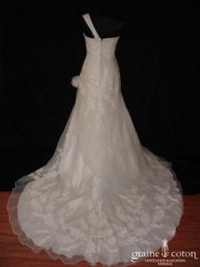 Modèle de défilé - Robe taille basse en organza ivoire