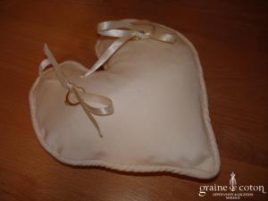 Coussin d'alliances coeur en taffetas ivoire