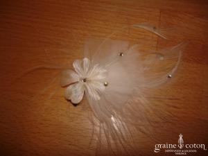 Orchidée de soie - Barrette à pincer fleurs, plumes et strass ivoire