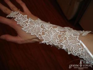 Mitaines mi longues en dentelle ivoire