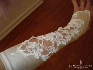 Mitaines mi longues en satin et dentelle ivoire