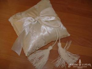 Coussin d'alliances en satin broché blanc