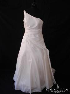 NYLS Création - Robe en taffetas drapé ivoire avec bretelle asymétrique