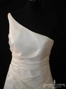 NYLS Création - Robe en taffetas drapé ivoire avec bretelle asymétrique