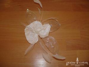 Fleur ivoire à cheveux montée sur peigne