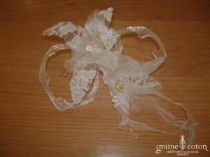 Fleurs ivoires à cheveux montée sur peigne