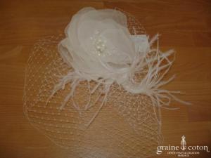 Voilette avec fleur ivoire en tissu montée sur peigne