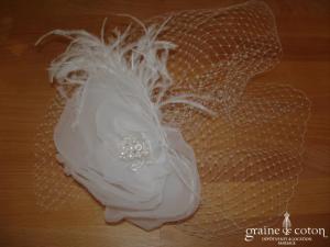 Voilette avec fleur blanche en tissu montée sur peigne
