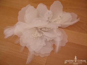 Acces Story - Peigne avec grosses fleurs en tissu, dentelle et plumes