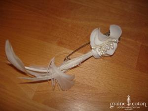 Attache traîne avec fleur et plume