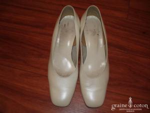 Chaussures en cuir ivoire à bout et talon carré