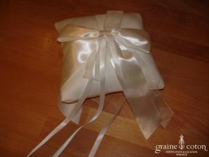 Coussin d'alliances en satin ivoire avec noeud