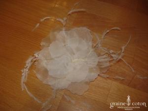 Fleur en organza et plumes montée sur peigne