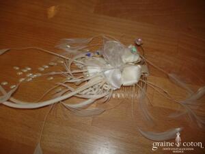 Fleur en satin et plumes montée sur peigne avec coeurs en Swarovski