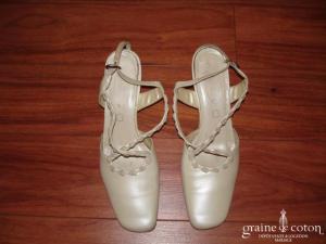 Chaussures en cuir ivoire à lanières croisées