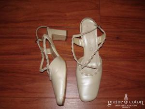 Chaussures en cuir ivoire à lanières croisées
