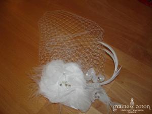 Voilette avec fleur blanche en tissu montée sur peigne