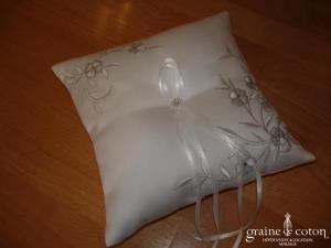 Coussin d'alliances - Fleurs brodées argentées et blanches