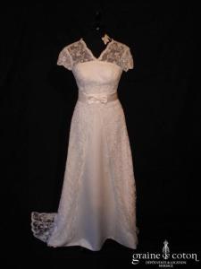 Création italienne - Robe en satin et dentelle blanche