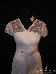 Création italienne - Robe en satin et dentelle blanche