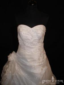 Miss Kelly - Robe blanche en organza drapé brodé de perles