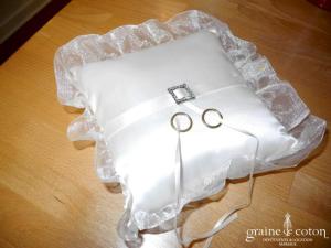 Coussin d'alliances en satin ivoire bordé d'organza